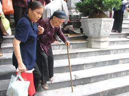 MẢNH ĐẤT CÚNG CHÙA VÀ NƯỚC MẮT CỦA MẸ